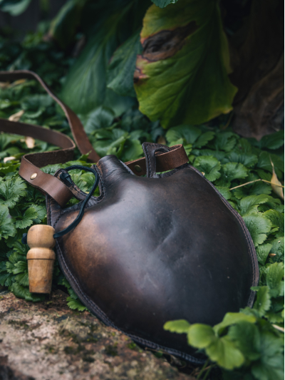 Trollfelsen_Mittelalter_Gewandung_Wasserschlauch_Trinkflasche_Leder_Costrel (2)